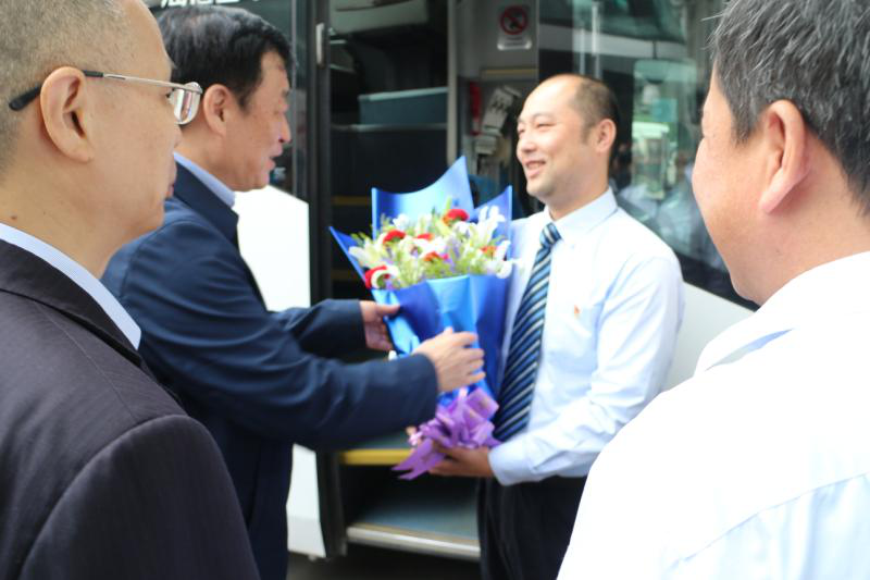 省委書記、省長(zhǎng)劉奇“五一”前夕慰問我司勞動(dòng)模范和一線職工