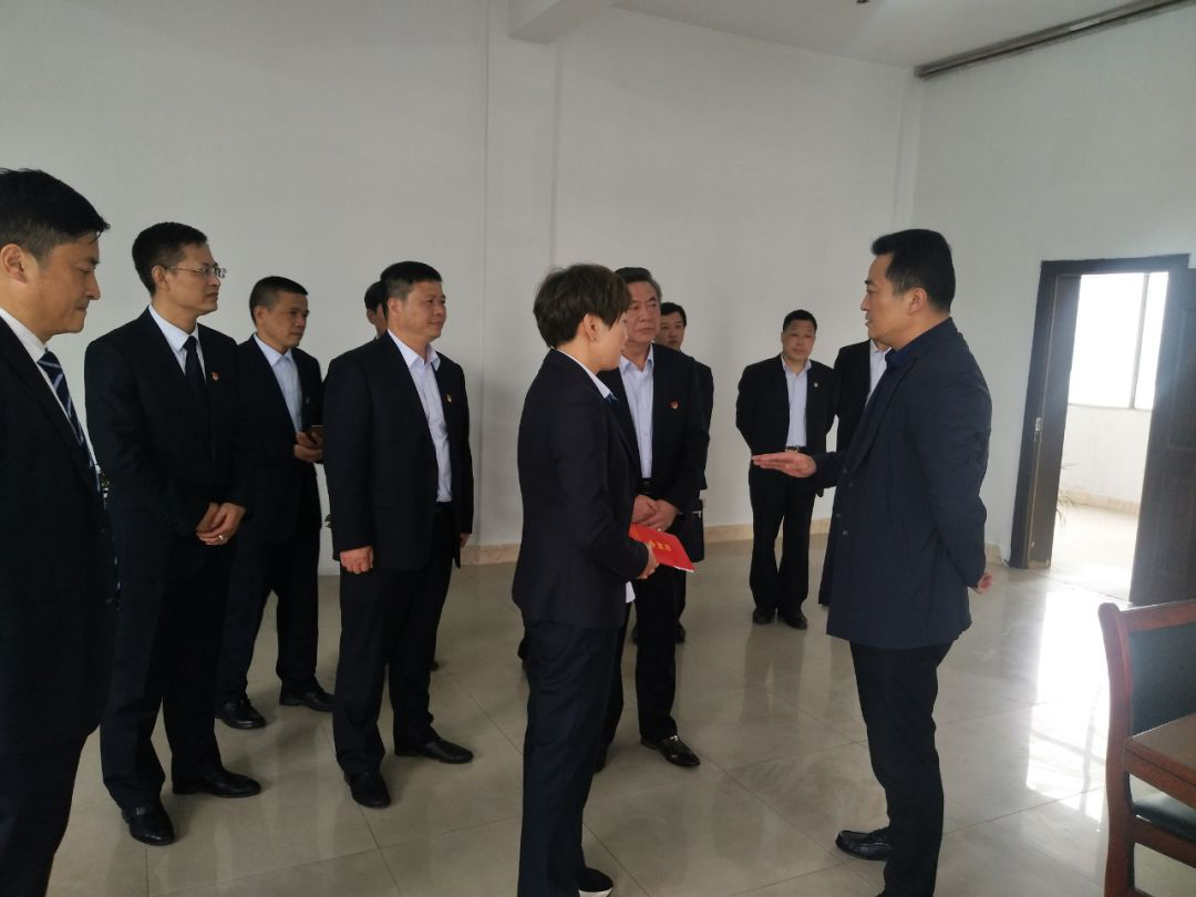 江西長運(yùn)黨委書記、董事長王曉看望慰問“中國好人榜”獲得者李小英