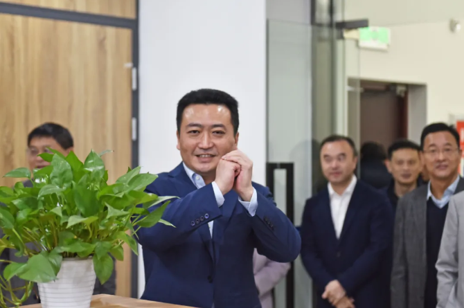 王曉向總部機(jī)關(guān)、都市城際公交干部員工拜年