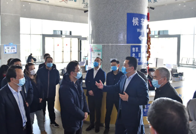 王曉向總部機(jī)關(guān)、都市城際公交干部員工拜年