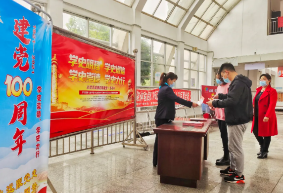 宜黃長(zhǎng)運(yùn)公交精心打造“紅色之旅”公交專(zhuān)線(xiàn)