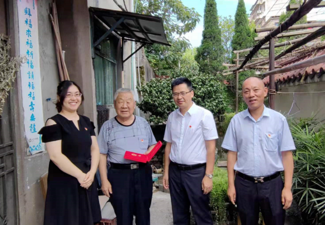 鷹潭長運(yùn) 黨委為老黨員頒發(fā)“光榮在黨50年”紀(jì)念章