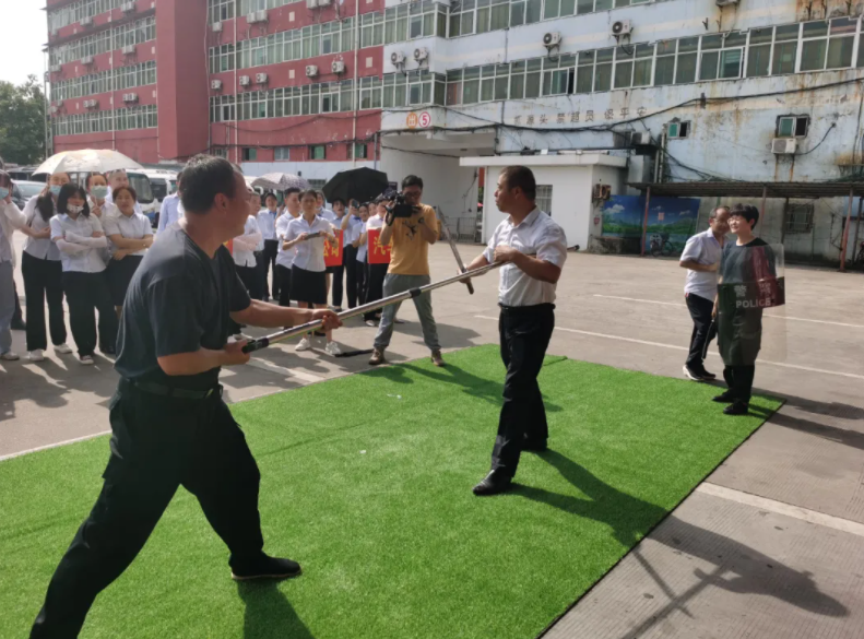 鷹潭長(zhǎng)運(yùn) 鷹潭公交 聯(lián)合市交通局、消防支隊(duì)開(kāi)展“消防應(yīng)急救援暨防恐防暴聯(lián)合演練”