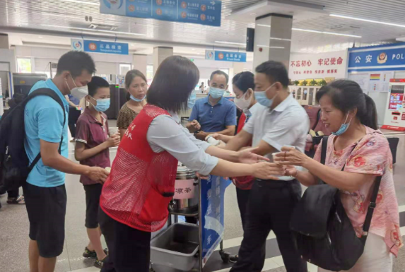 都市城際公交 開展 “我為群眾辦實(shí)事，夏日炎炎送清涼”活動