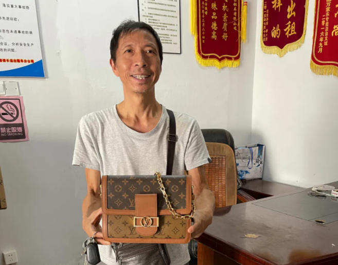 景德鎮(zhèn)長(zhǎng)運(yùn) 面對(duì)萬(wàn)元不動(dòng)心 婉拒現(xiàn)金酬謝