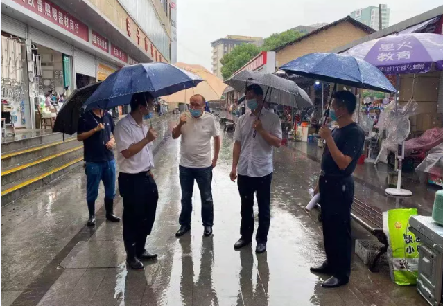 市文化局鄧穆超一行對(duì)商城非法銷(xiāo)售音像制品進(jìn)行檢查督導(dǎo)?