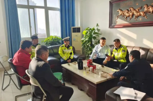 新余市公安局交警支隊調(diào)研新余公交、長運并召開座談會