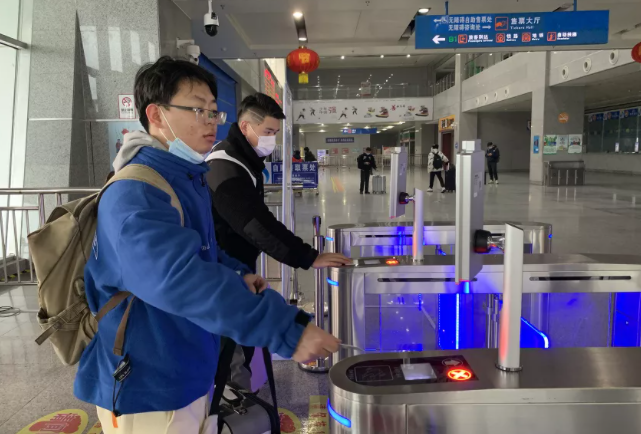 春運首日 || 保平安 優(yōu)服務 助力群眾溫暖出行