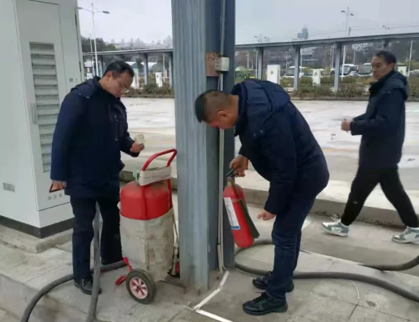 1月29日，南昌市迎來(lái)2022年第一場(chǎng)降雪。為進(jìn)一步防范雨、雪、冰凍等惡劣天氣對(duì)道路旅客運(yùn)輸?shù)牟焕绊?，避免各?xiàng)安全生產(chǎn)事故，都市城際公交成立了四個(gè)安全檢查組一早趕赴現(xiàn)場(chǎng)，對(duì)各單位應(yīng)對(duì)雨、雪寒潮天氣安全防范責(zé)任、防范措施的落實(shí)情況進(jìn)行督導(dǎo)檢查。檢查組重點(diǎn)對(duì)車輛安全例檢操作流程、車輛安全技術(shù)狀況，駕駛員從業(yè)資格證以及車輛