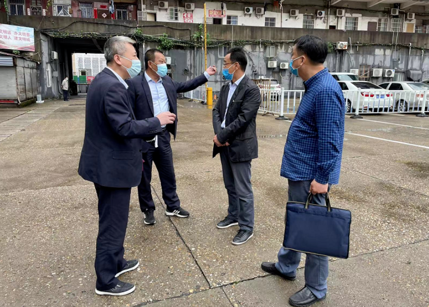 穆孫祥一行深入長運出租、都市城際公交青山客運分公司、加油站督導疫情防控工作