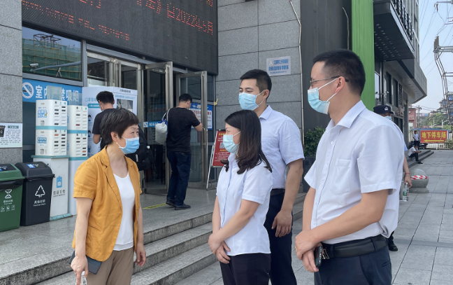 市交通局領(lǐng)導(dǎo)督導(dǎo)南昌長(zhǎng)途汽車(chē)站疫情防控和復(fù)工復(fù)產(chǎn)工作
