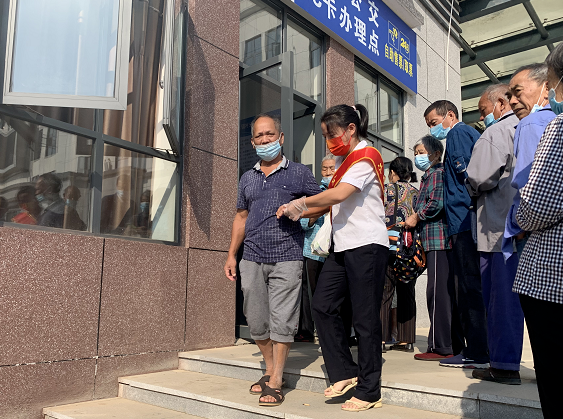 上饒汽運(yùn)  德興鎮(zhèn)村公交積極開(kāi)展敬老卡、愛(ài)心卡年審工作