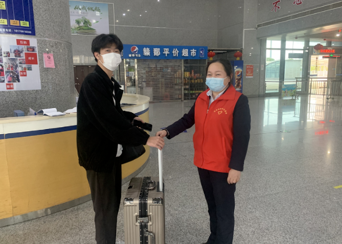 都市城際公交：站、車聯(lián)手尋失物 旅客領(lǐng)回樂(lè)開花