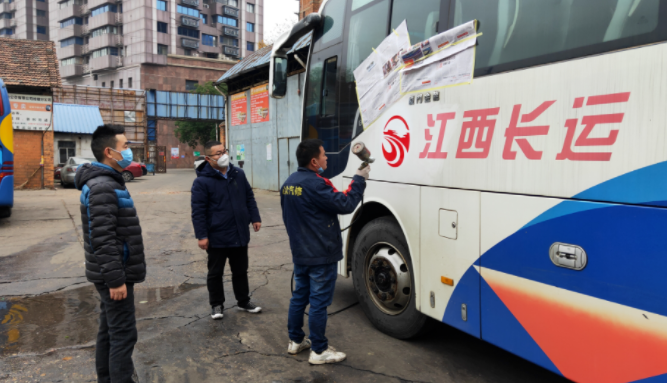 大通物流修理廠加班加點(diǎn)做好營(yíng)運(yùn)車輛企業(yè)LOGO噴印工作