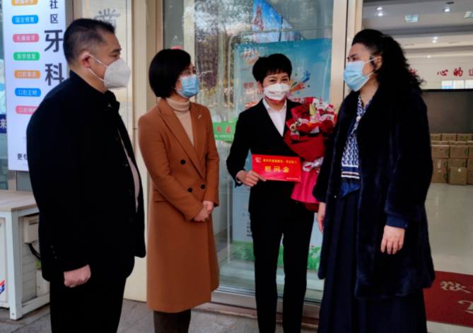 新余公交 春節(jié)前夕 新余市委常委、宣傳部部長(zhǎng)張智萍看望慰問黨代表李小英