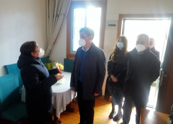 陳皓冒雨走訪慰問市勞模、退休長(zhǎng)運(yùn)老職工萬正梅