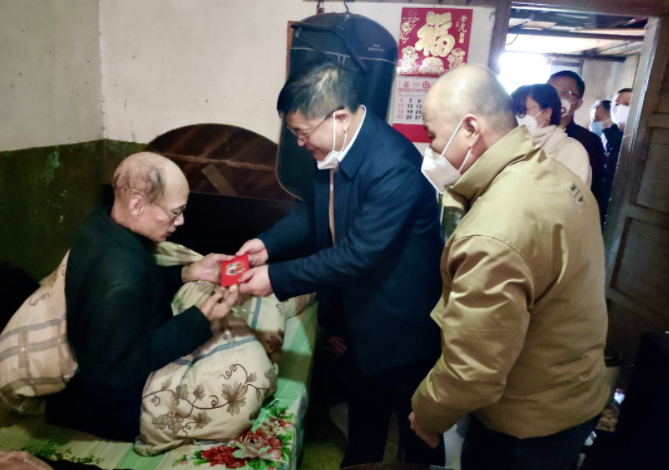 張小平、戴豪贛、黃俊、劉志堅(jiān)慰問困難職工