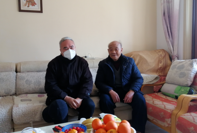 張小平、戴豪贛、黃俊、劉志堅(jiān)慰問困難職工