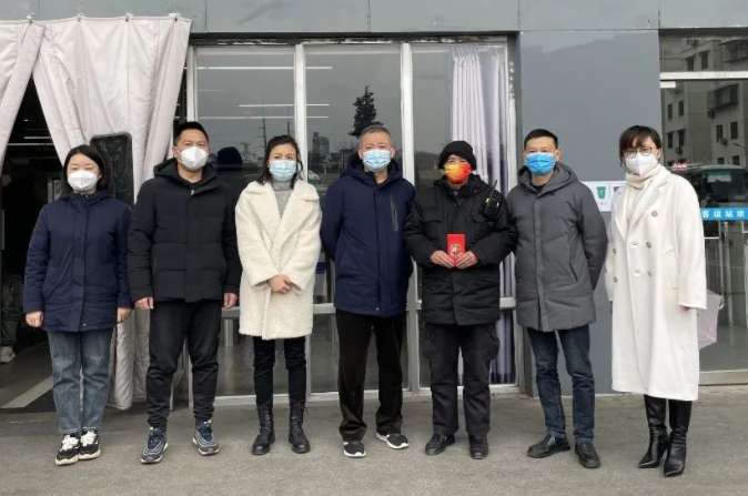 張小平、戴豪贛、黃俊、劉志堅(jiān)慰問困難職工