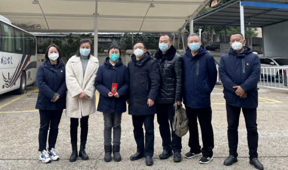 張小平、戴豪贛、黃俊、劉志堅(jiān)慰問困難職工