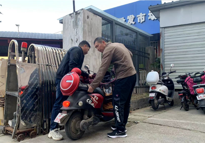 長(zhǎng)欣分公司開(kāi)展整理亂擺放電動(dòng)車(chē)共建文明城市志愿活動(dòng)