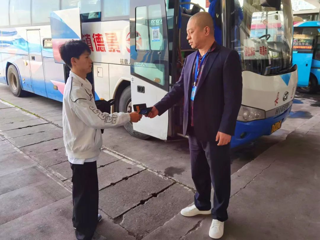 景德鎮(zhèn)長(zhǎng)運(yùn):駕駛員拾金不昧受贊譽(yù)