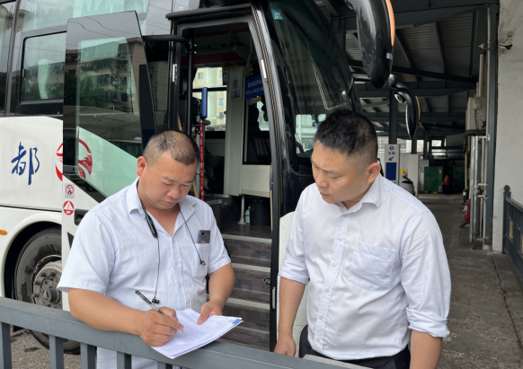 青山客運分公司開展車輛安全、環(huán)境衛(wèi)生綜合檢查