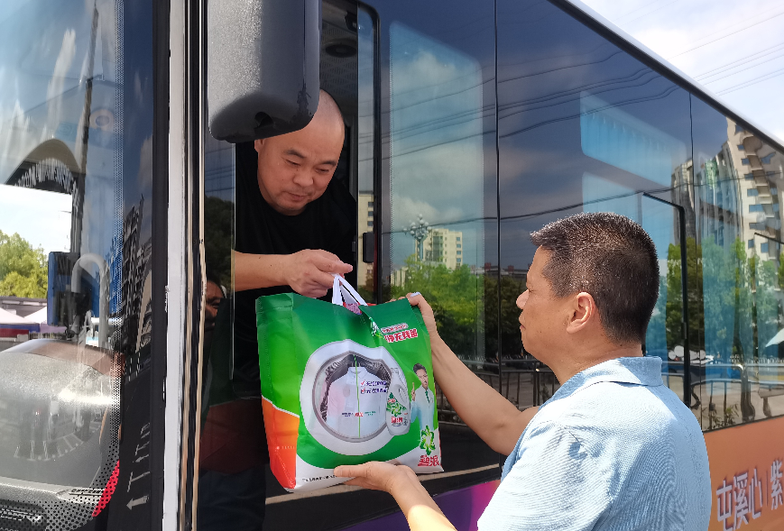 黃山長運 開展“送清涼、送安全”慰問活動