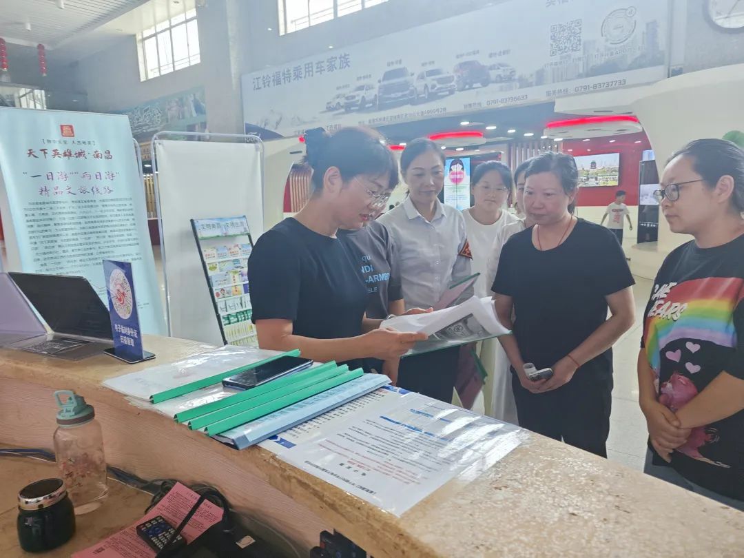 都市城際公交 青山湖區(qū)區(qū)領(lǐng)導(dǎo)督導(dǎo)南昌長(zhǎng)途汽車(chē)站“鞏衛(wèi)”工作