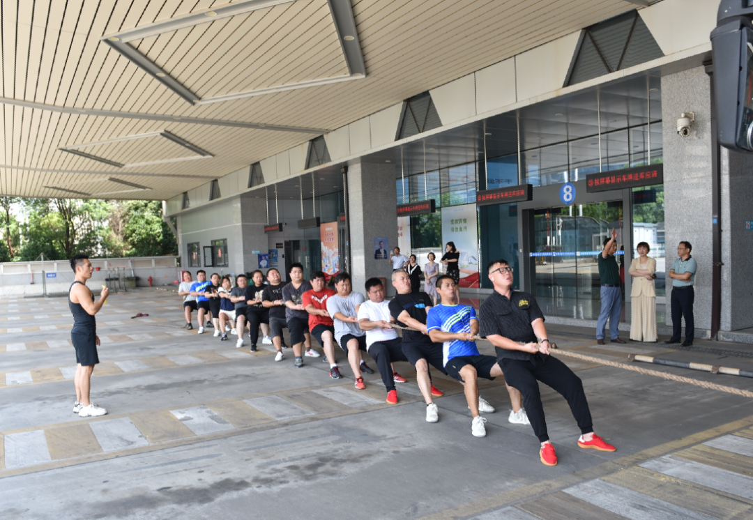 劉志堅、占梁一行看望慰問南昌交投集團拔河隊