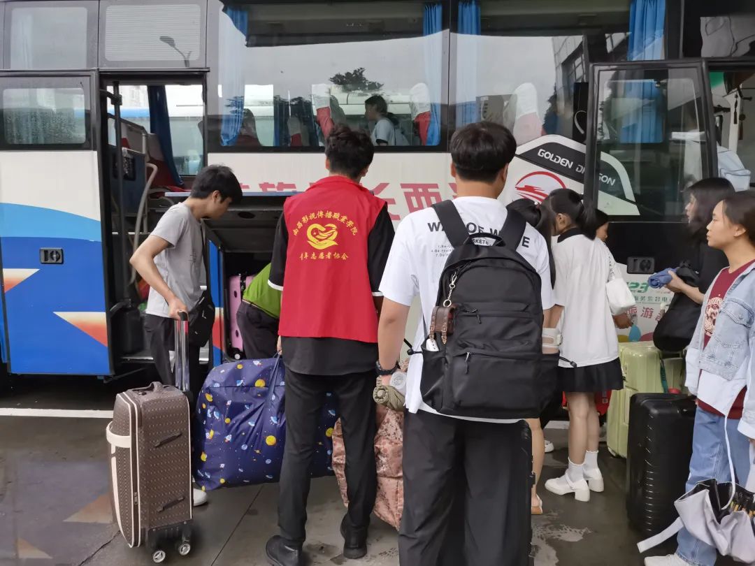 都市城際公交:啟動迎新運輸服務(wù)工作