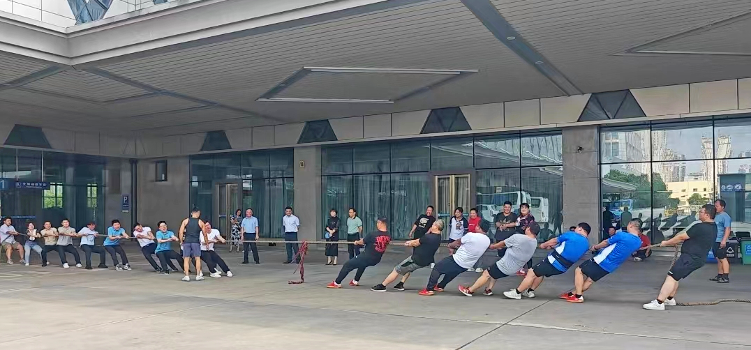 市國資委拔河代表隊(duì)到江西長運(yùn)開展南昌市第九屆運(yùn)動(dòng)會(huì)賽前交流活動(dòng) 張小平、劉志堅(jiān)現(xiàn)場觀摩