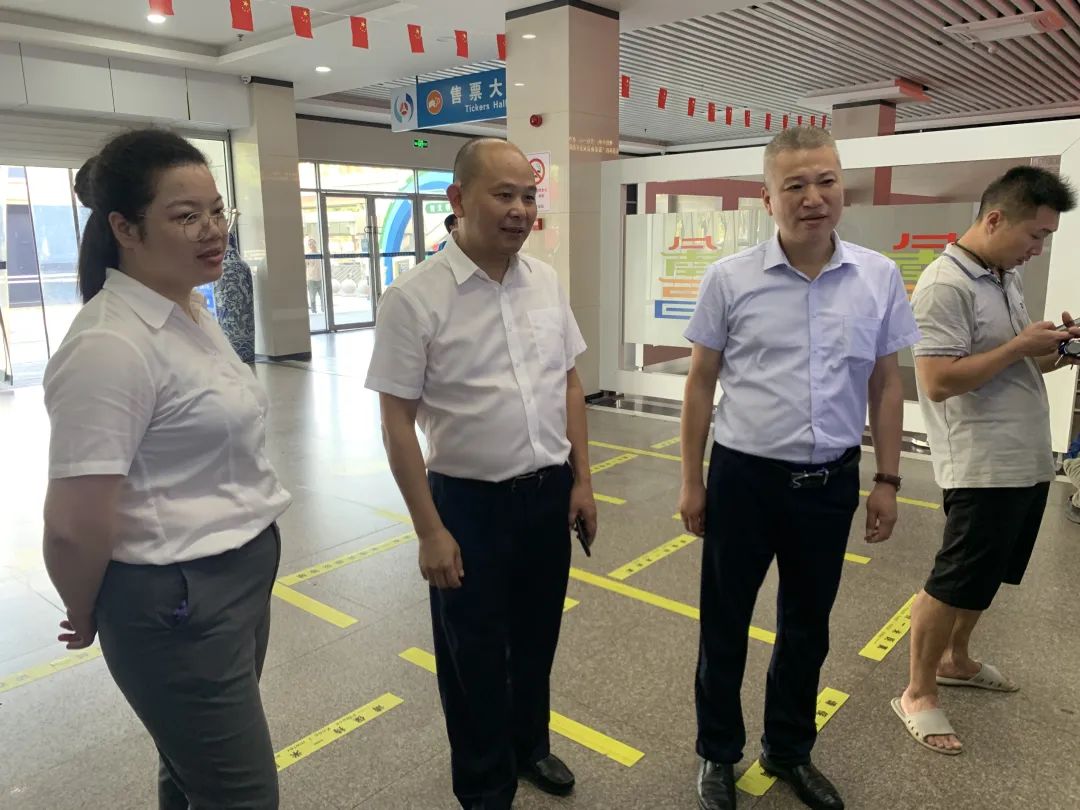 盛文龍一行深入徐坊客運站督導(dǎo)車站節(jié)前各項準(zhǔn)備工作