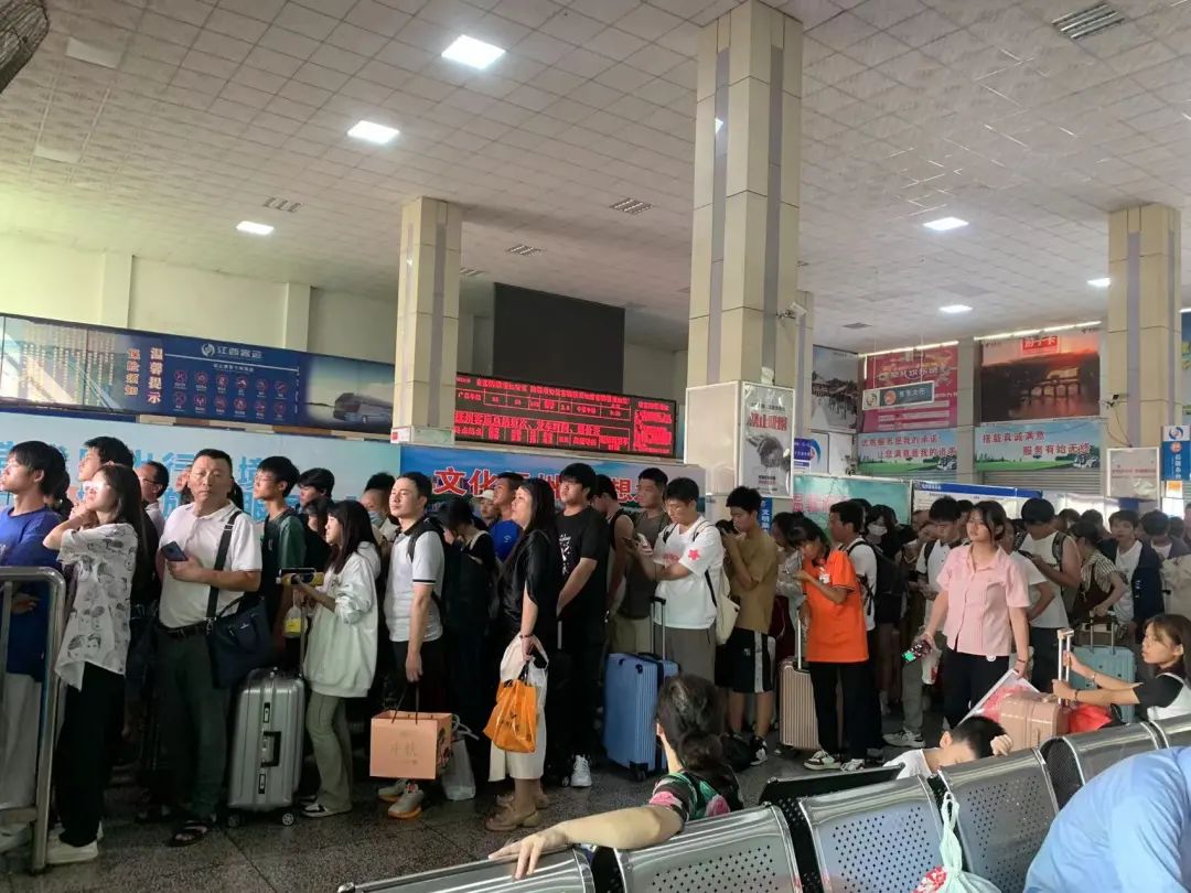 江西長(zhǎng)運(yùn)積極應(yīng)對(duì)中秋、國(guó)慶客流高峰