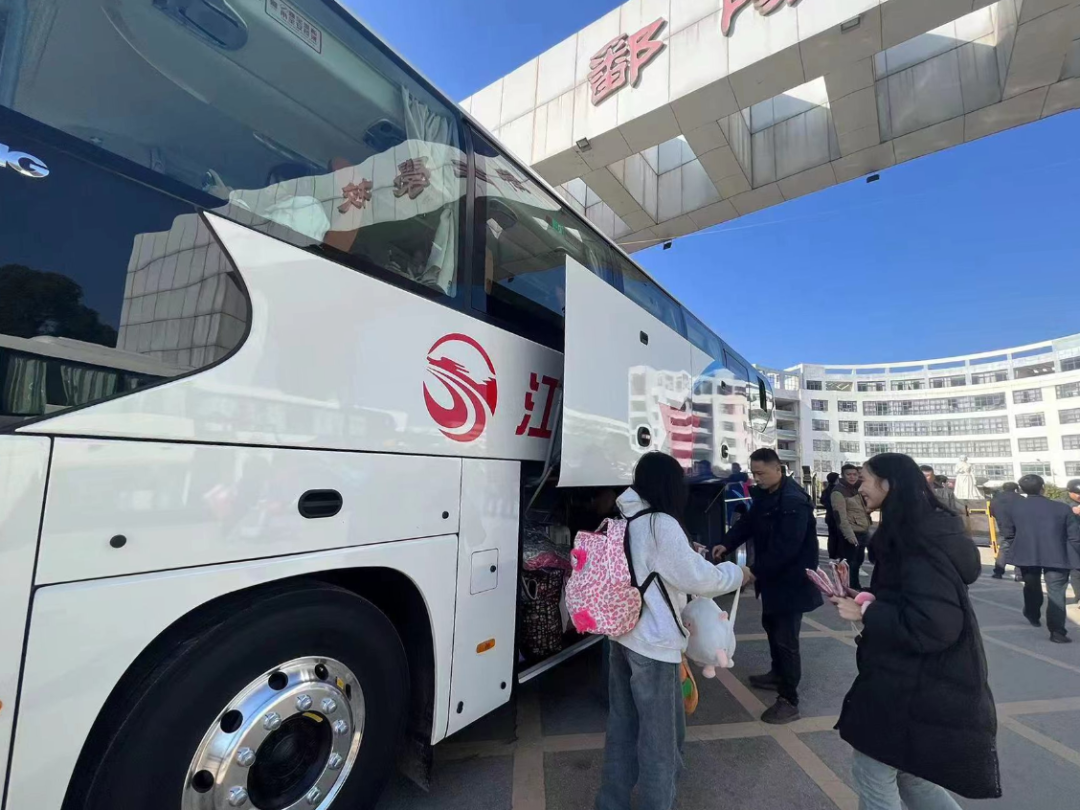 鄱陽長運:開通學(xué)子返鄉(xiāng)直通車 精準(zhǔn)護航學(xué)子回家路