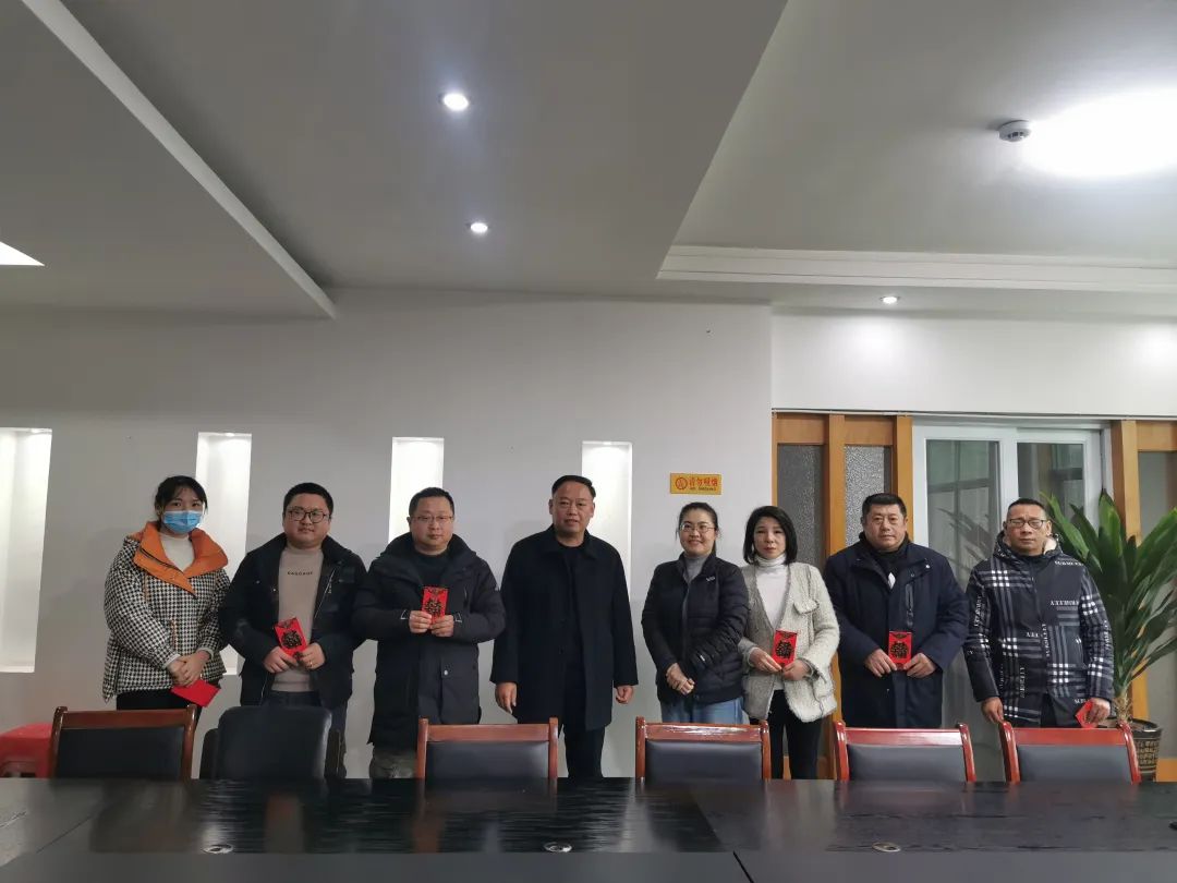 鷹潭公交 慰問勞模、困難職工