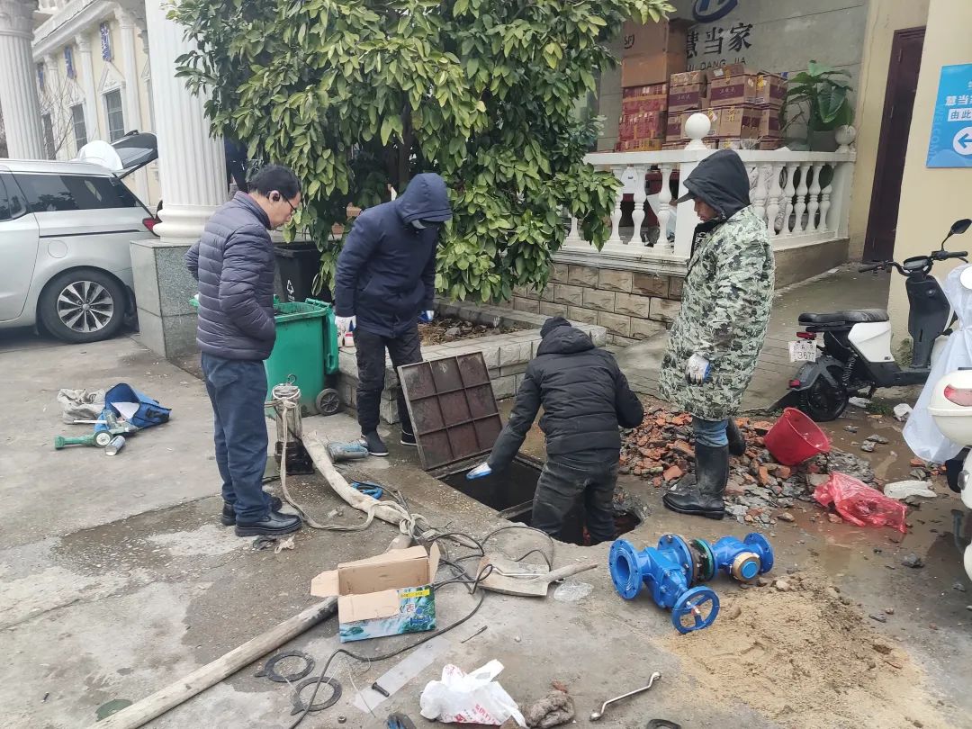 長(zhǎng)運(yùn)物業(yè)：及時(shí)更換老舊閘閥 保證商戶(hù)正常用水