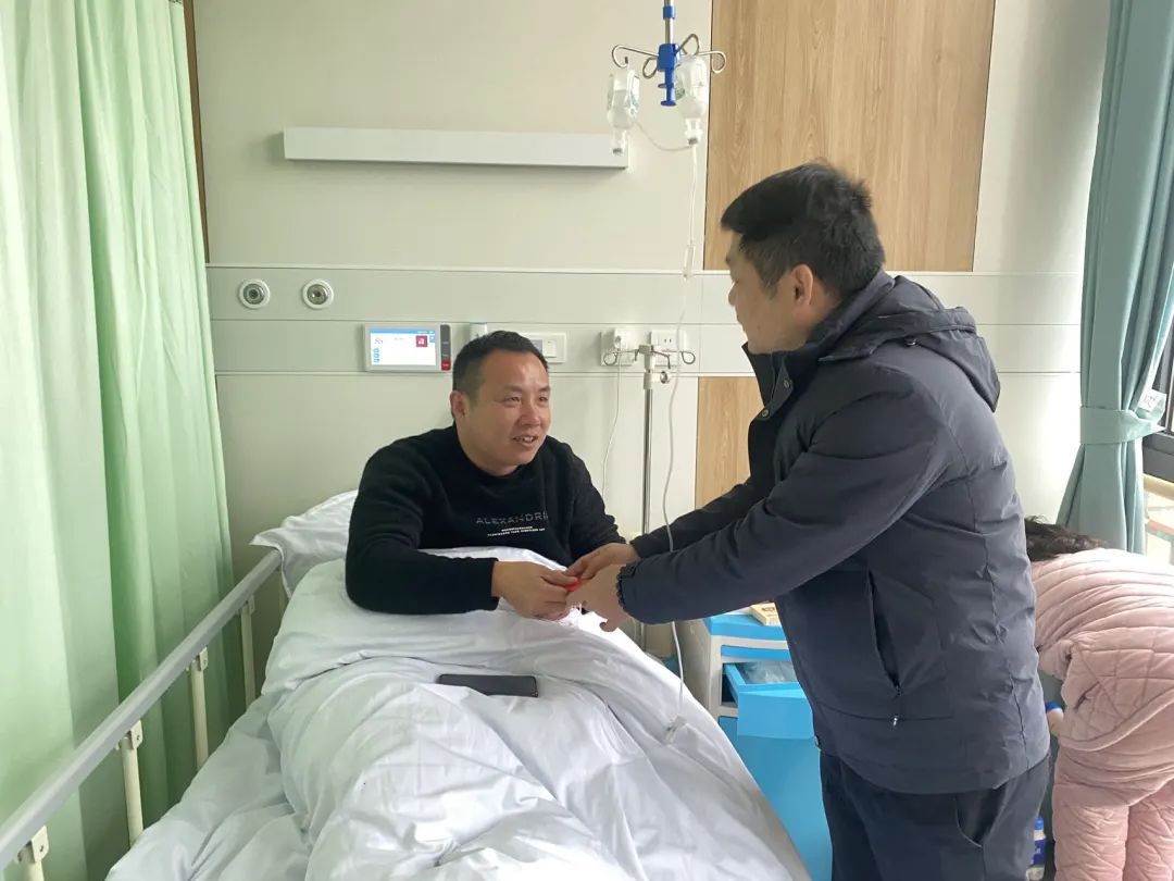 慰問(wèn)生病住院職工  點(diǎn)滴關(guān)愛暖人心