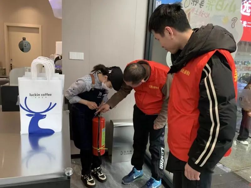 長(zhǎng)運(yùn)物業(yè) 為新進(jìn)場(chǎng)商戶開(kāi)展消防知識(shí)培訓(xùn)和演練活動(dòng)