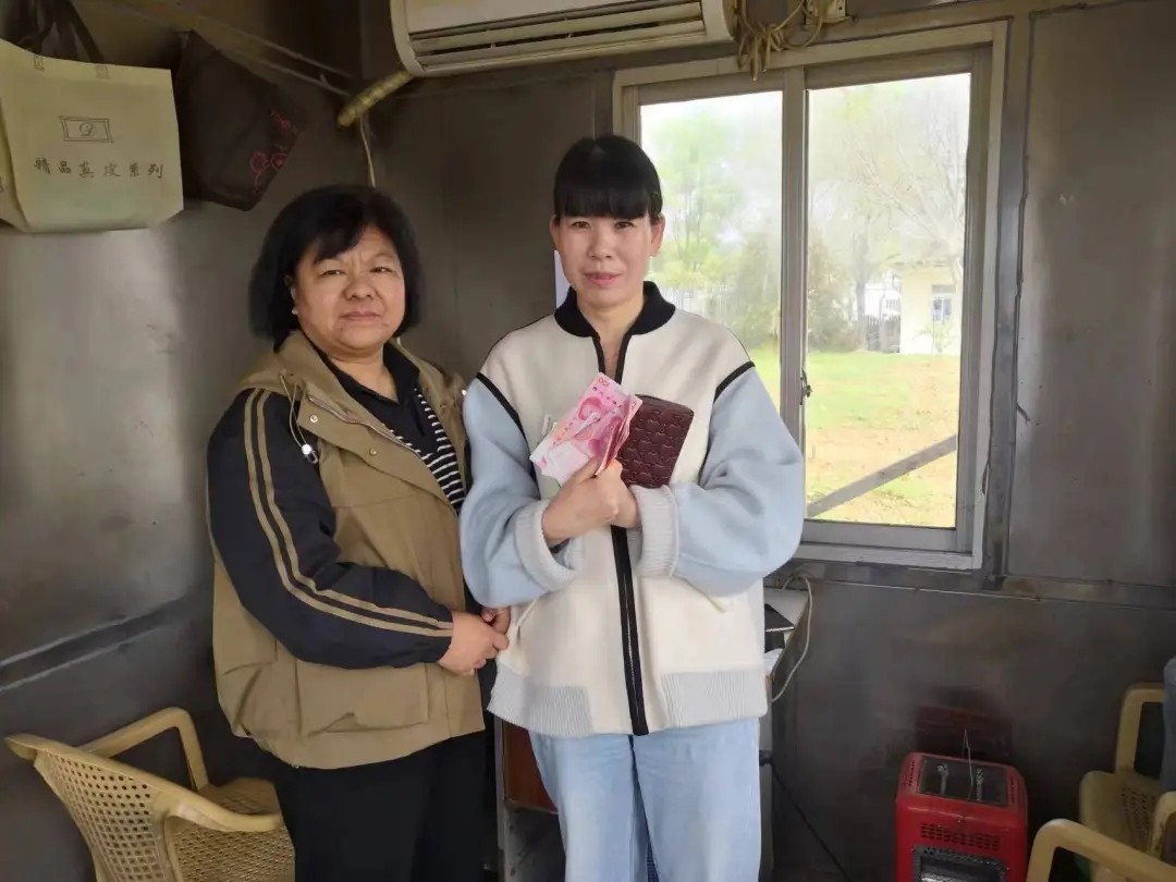 新余公交:駕駛員拾金不昧 乘客千元失而復(fù)得