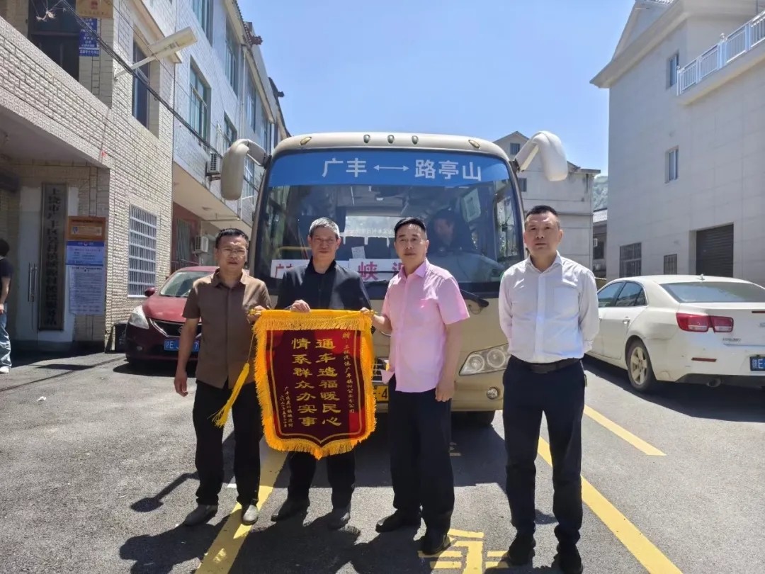 上饒汽運(yùn)：獲贈錦旗、彰顯為民服務(wù)宗旨