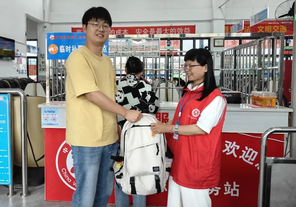 撫州長(zhǎng)運(yùn):粗心旅客遺失物品 站務(wù)員撿到熱心歸還