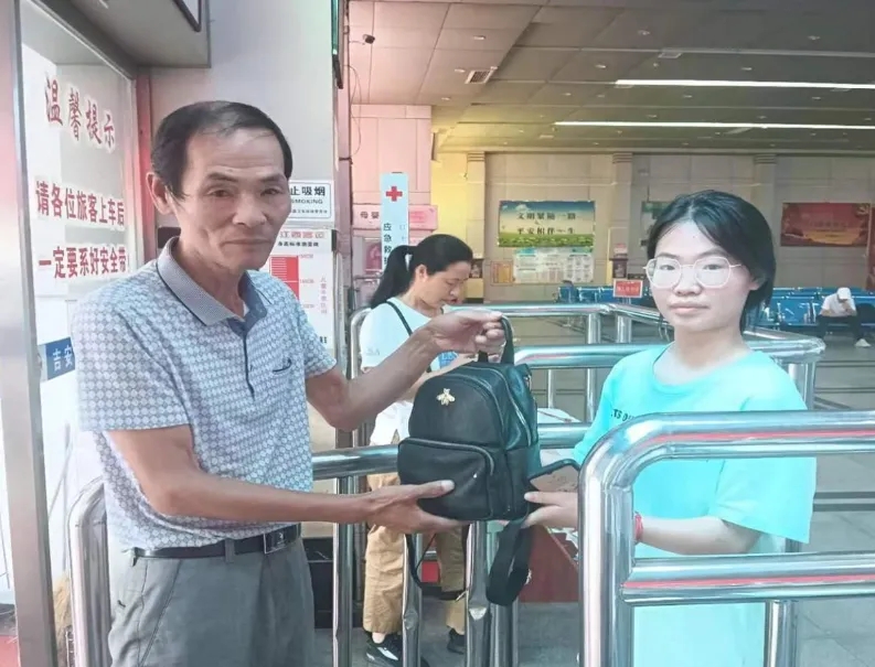 撫州長(zhǎng)運(yùn)：背包丟失渾然不覺(jué) 客運(yùn)人接力幫忙找回