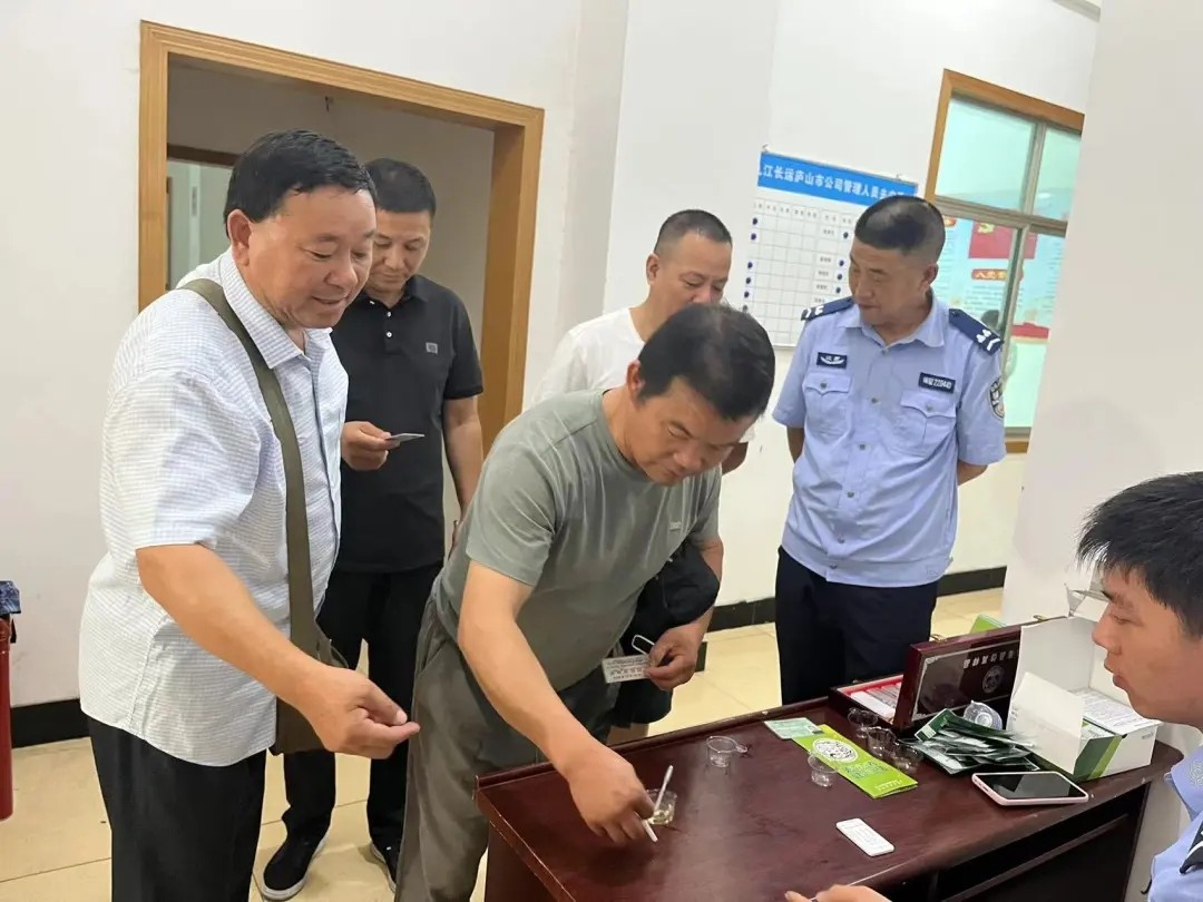 九江長(zhǎng)運(yùn):檢測(cè)“毒駕”+安全培訓(xùn) 繃緊安全弦