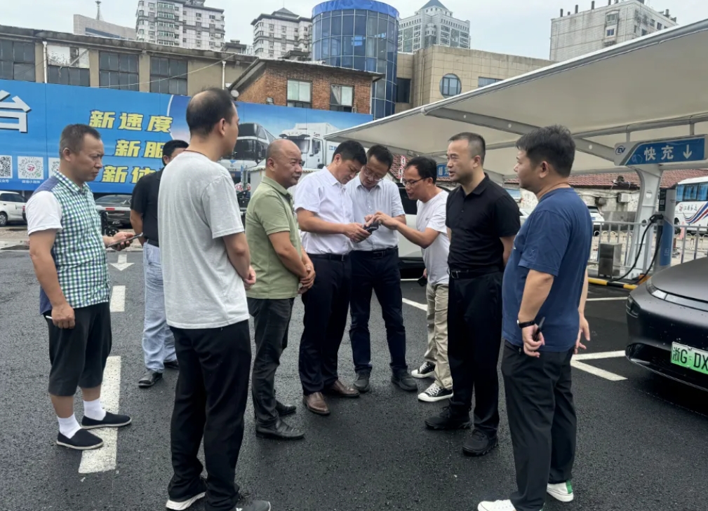 劉磊一行督導(dǎo)長運(yùn)物業(yè)超快充電站項(xiàng)目