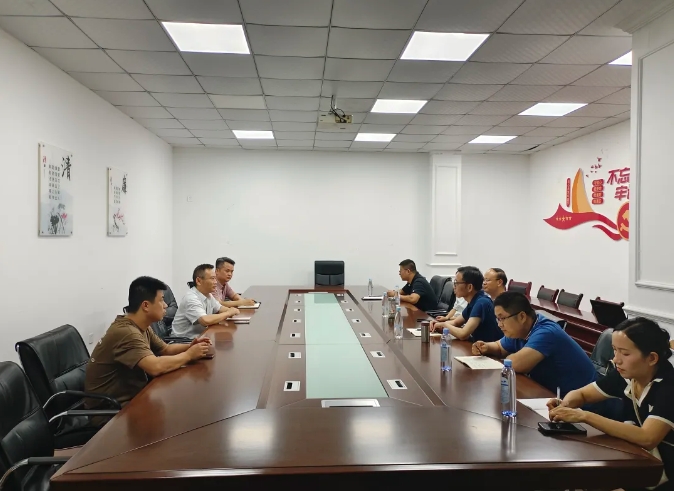 9月19日，江西省交通運輸執(zhí)法局副局長朱國英一行前往景德鎮(zhèn)長運開展執(zhí)法監(jiān)督與調(diào)研工作，景德鎮(zhèn)市交通執(zhí)法支隊隊長于盛穎等陪同。調(diào)研會上，景德鎮(zhèn)長運董事長程鵬匯報了公司安全生產(chǎn)、配合打擊黑車及市場秩序維護情況。朱國英要求景德鎮(zhèn)長運建立獎勵機制，鼓勵駕駛員參與監(jiān)督，共護市場秩序；同時加強節(jié)日安全生產(chǎn)，確保假期安全形勢穩(wěn)定。