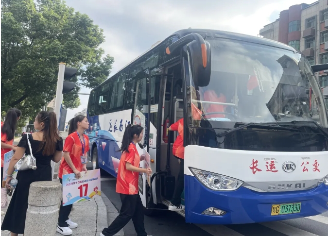 九江長(zhǎng)運(yùn) 傳遞市運(yùn)火炬 展示國企風(fēng)貌