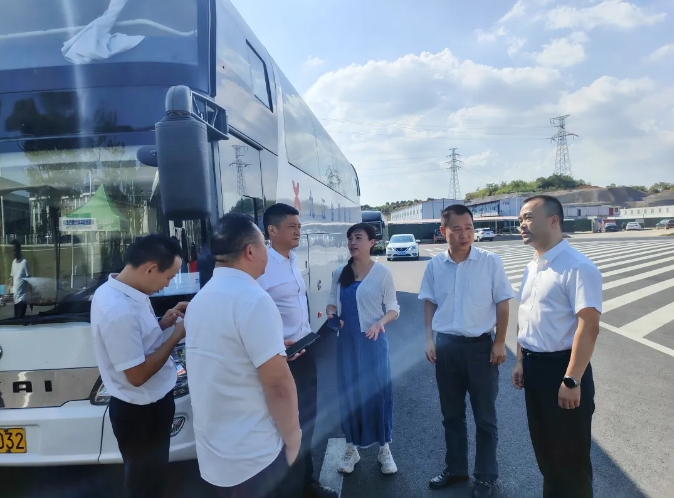 劉磊、占梁督導(dǎo)九江長(zhǎng)運(yùn)校園直通車工作