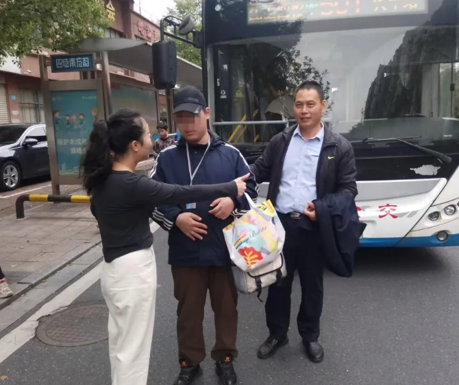 新余公交：家長哭著點贊：“謝謝你們！”