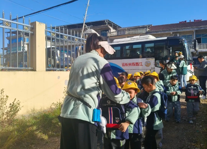 撫州長運(yùn):金溪分公司護(hù)航幼兒園甜“蜜”研學(xué)活動